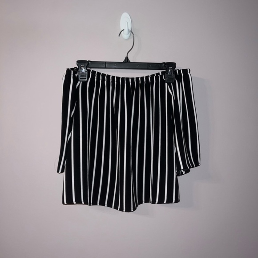 Black and white striped off the shoulder top Ambiance small